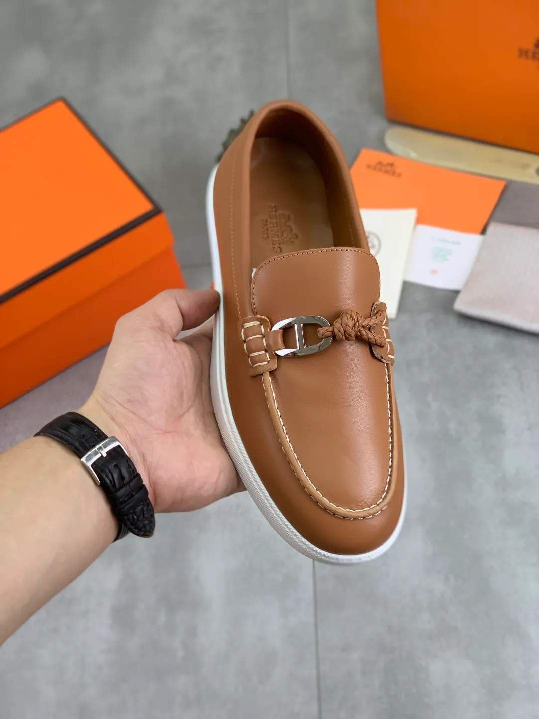 Factory price P600, new model, top version, original order, Hermes men's Drift Sneaker, new summer casual sports shoes, original purchase, development, production, H family men's classic series, technical breathable fabrics with cowhide, casual sports shoes, casual sports dad shoes, combined with high-tech breathable materials and cowhide, H family exclusive button decoration on the side. The outsole is full of H italic design and bright colors to show vitality and continue the brand design inspiration. Stroll around the city lightly and feel free and comfortable. Delivered in exquisite packaging🛍📦 ▪️Fabric: original customized breathable material + first layer of frosted cowhide ▪️Inner: cowhide feet ▪️Outsole: molded and evacuated PU+TPU material ▪️Size: 35-45 Multiple colors available Premium packaging